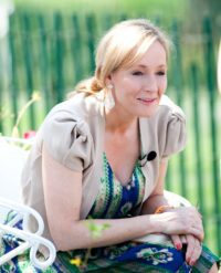 J. K. Rowling 2010, Bild: Daniel Ogren (https://commons.wikimedia.org/wiki/File:J._K._Rowling_2010.jpg), „J. K. Rowling 2010“, https://creativecommons.org/licenses/by/2.0/legalcode