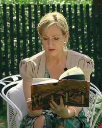J.K. Rowling liest im Weißen Haus aus Harry Potter (Bild: Screenshot aus dem offiziellen Video des Weißen Hauses).